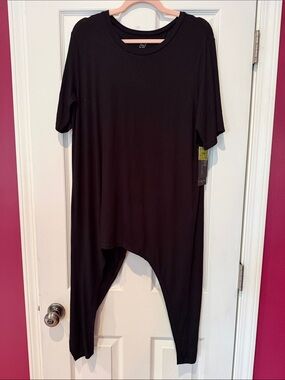 VIENNA COUTURE. Black Short-Sleeve Asymmetric Tunic Tee for WOMEN